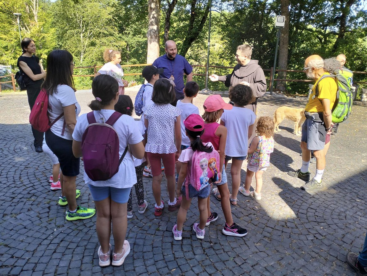 Che sorpresa! Graditissima la visita del vescovo Vito al Santuario di Fonte Colombo per la terza tappa del "Piccolo Cammino". 😍 #ChiesadiRieti