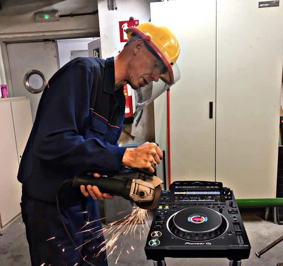 yarpyaemusic's tweet photo. Although I'm a Mechanical Engineer, I have an interest in working with DJ controllers. 🤣 https://t.co/yFSWXkZkQk