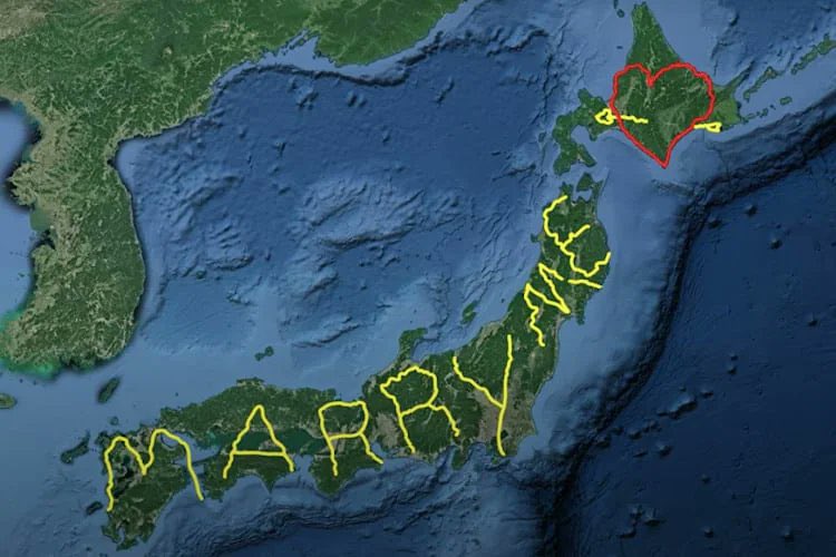Arteymas_'s tweet photo. Pensabas que tu propuesta de matrimonio había sido la más original? 

Pues estás equivocado… 😬

Yasushi Takahashi es el hombre que viajó por Japón con un rastreador GPS para crear un dibujo de 6.500 km para proponerle matrimonio a su novia. 

Desde entonces ha sido certificado como el dibujo de GPS más grande del mundo.