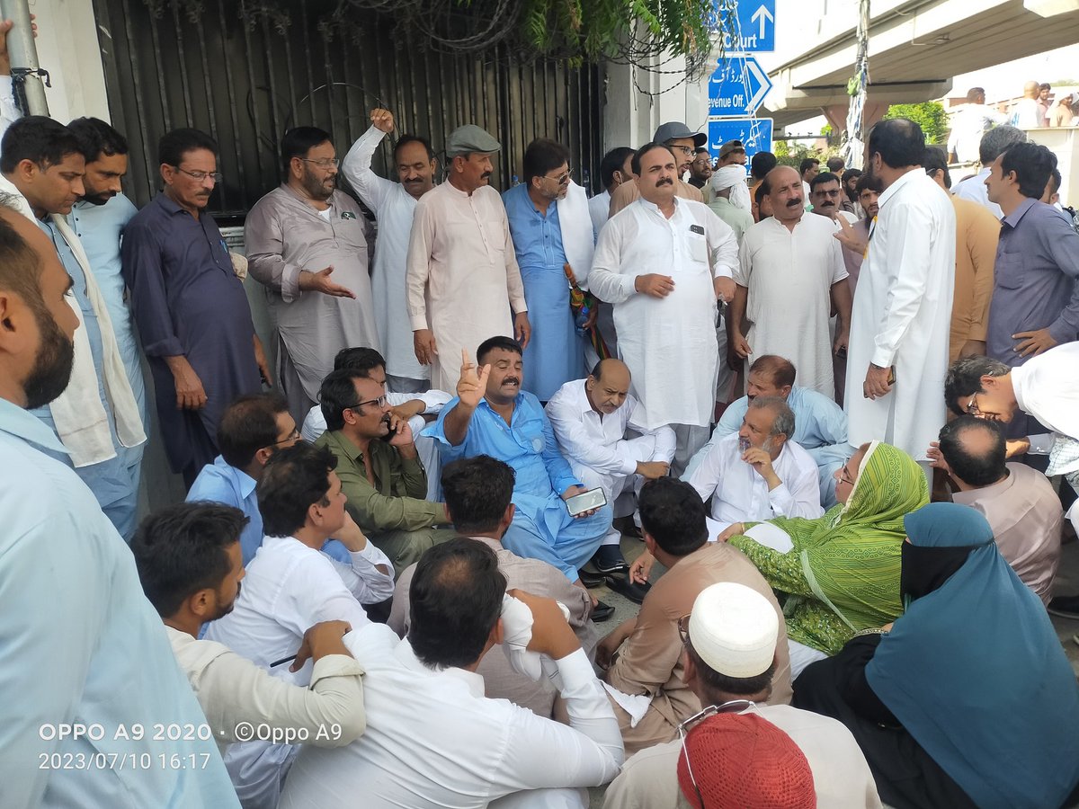 AUKhan2u's tweet photo. ائندہ کے لحہ عمل کے لئے قیادت کی سوچ وچار جاری https://t.co/XSYFHZPdoL