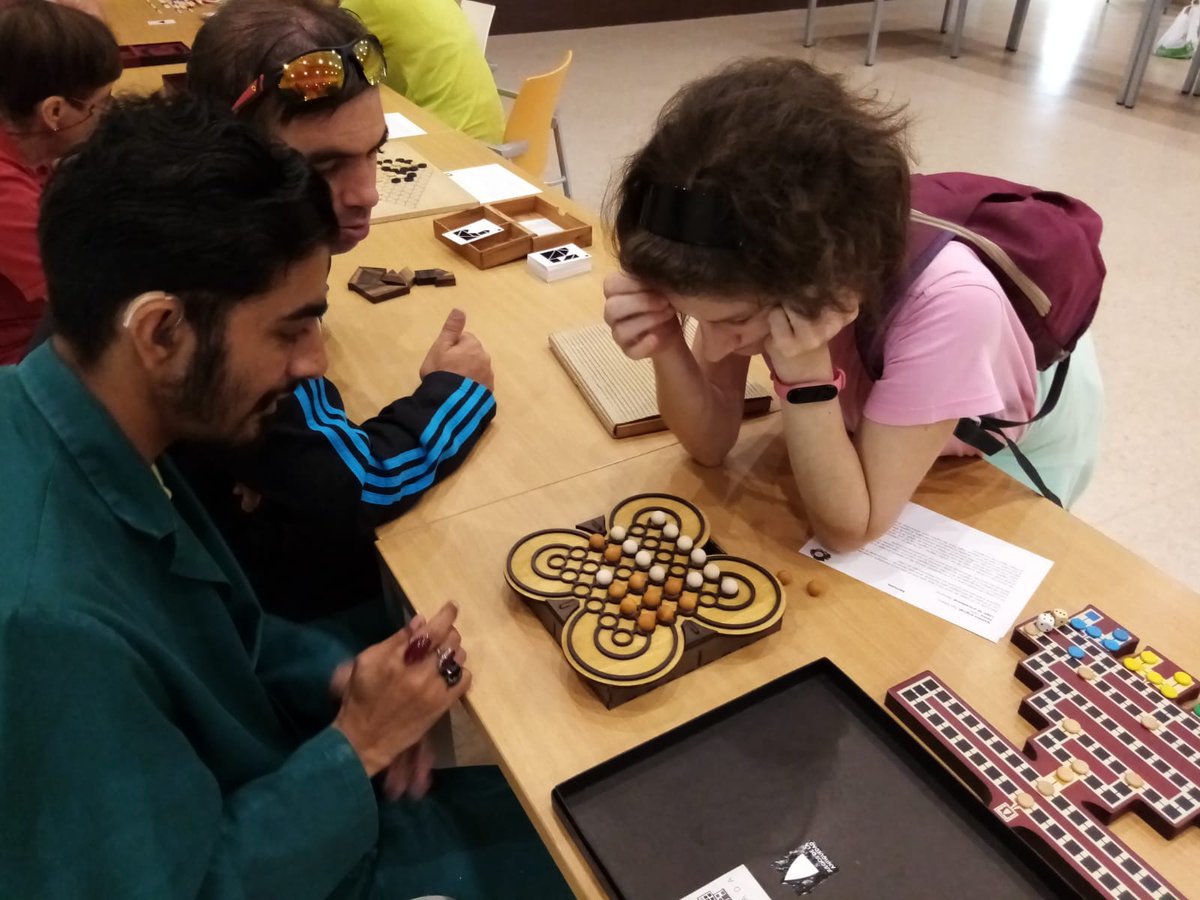 asocigualati's tweet photo. Durante dos sesiones hemos contado con la colaboración de Eric de @RuedasCreativas con una exposición de Juegos de la Historia en nuestro CAD Domingo Ochoa y una actividad de Juegos Deportivos de la Historia. Es decir juegos, al aire libre, de distintos lugares y épocas. #Juegos https://t.co/PO9Gj2OhUO