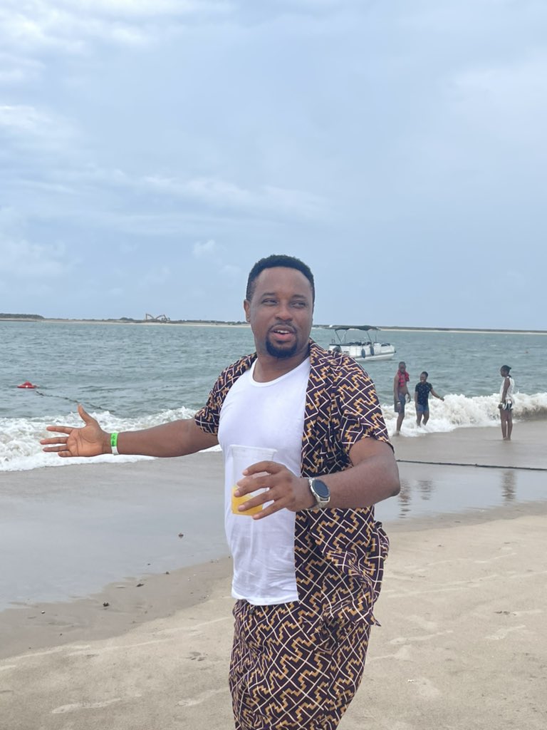 StevyAwesome's tweet photo. Party wey sugar daddy organize, boyfriend don come propose
I go drop full gist later
Make I finish my juice 🥤 and popcorn🍿 fess😁😁 https://t.co/eqHbSoCkrp