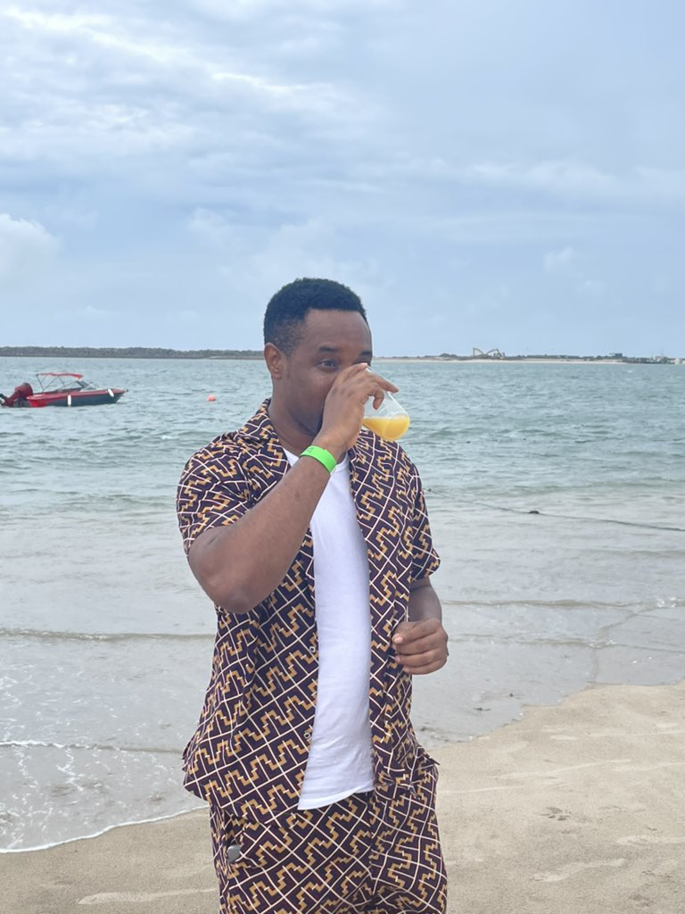 StevyAwesome's tweet photo. Party wey sugar daddy organize, boyfriend don come propose
I go drop full gist later
Make I finish my juice 🥤 and popcorn🍿 fess😁😁 https://t.co/eqHbSoCkrp