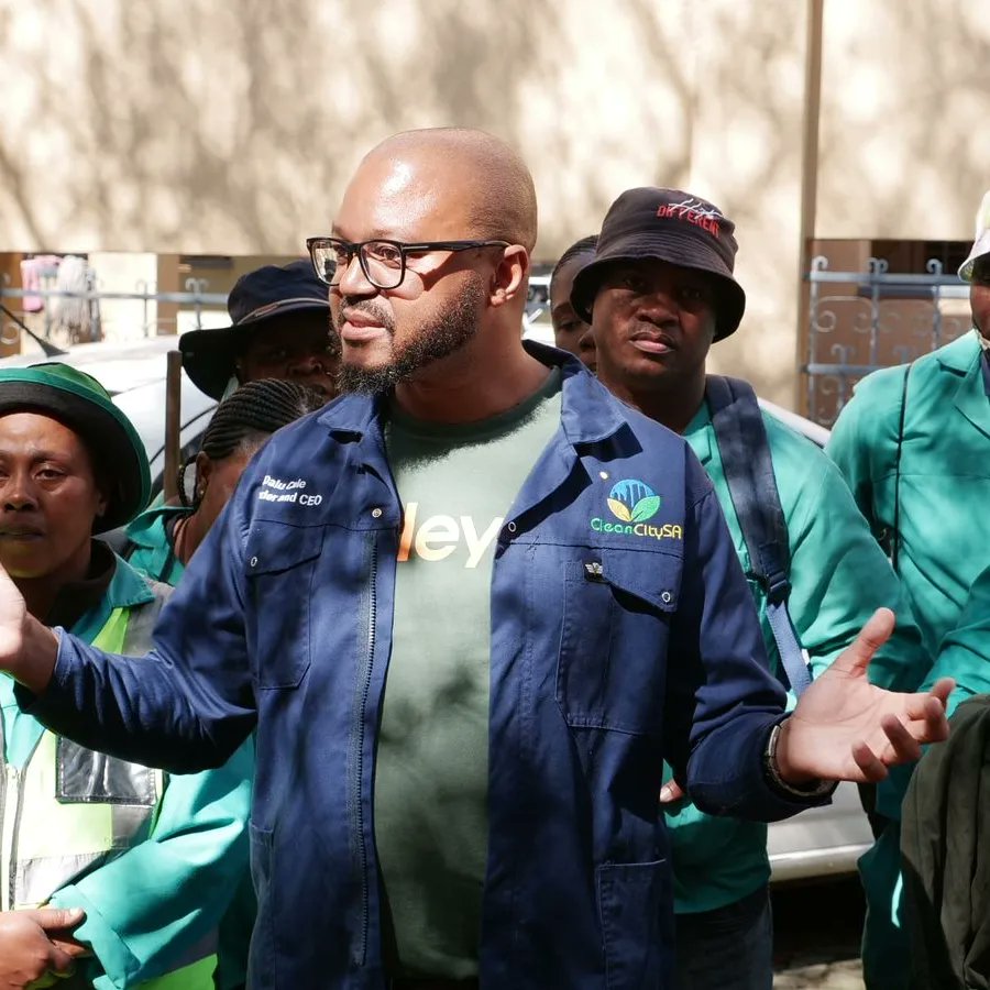 DaluCele's tweet photo. It is my single greatest honor to work with an amazing team of Clean City South Africa NPC  SEF participants, in cleaning-up the inner-city of Johannesburg. If you come across our team in green, please say hello to us.
#SocialEmploymentFund #PresidentialEmploymentStimulus #JICP https://t.co/1YcWyu4LxO
