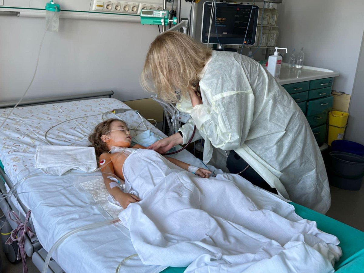 maria_avdv's tweet image. Mother of deceased 4-year-old boy gave her consent for heart transplant to 6-year-old girl. First operation of this kind in Ukraine. Later, she was able to listen to the beating heart in the girl's chest. Incredible that this is happening in country in the midst of war.