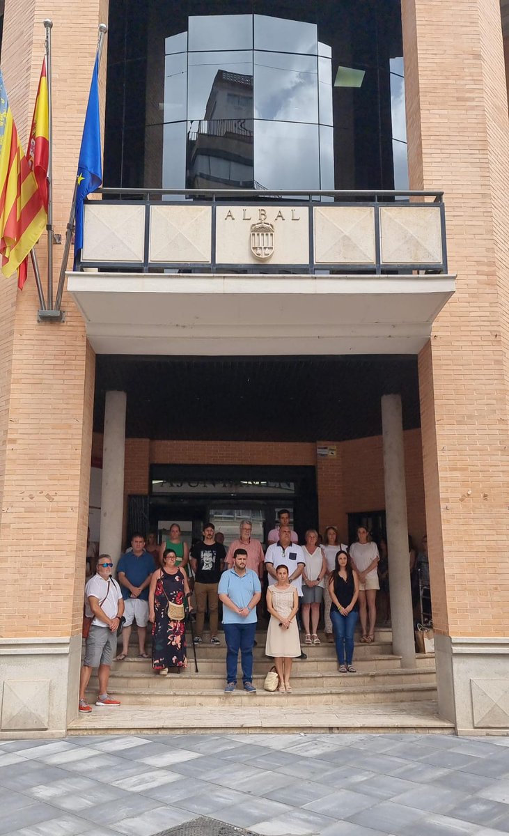 Hui a les 12 la corporació municipal s'ha concentrat a les portes de l'Ajuntament d'Albal per a guardar un respectuós minut de silenci en repulsa pel recent cas de violència masclista que ha acabat en la vida d'una dona en la localitat veïna d'Antella.