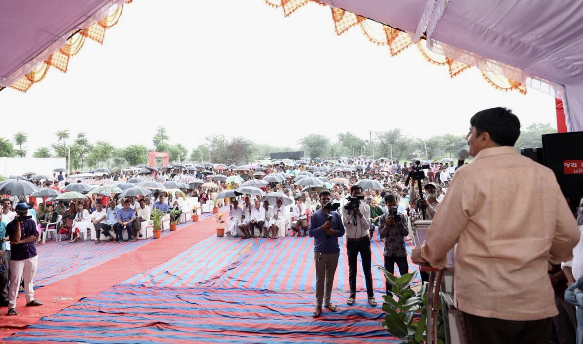 ChaudhryShankar's tweet photo. ગ્રામજનો દ્વારા નવનિર્મિત શ્રી રામ અમૃતવન વનમાં ૨૮,૦૦૦ વૃક્ષોનું વાવેતર કરાયું છે, જે દર્શાવે છે કે પ્રકૃતિ સંવર્ધનનો સંકલ્પ બનાસવાસીઓ માટે જનઅભિયાન બની ગયો છે. તેમના પ્રયાસ અને પરિશ્રમ થકી બનાસ સત્વરે હરિયાળા પ્રદેશ તરીકેની ઓળખ પ્રાપ્ત કરશે એવો મને સંપૂર્ણ વિશ્વાસ છે. https://t.co/qxVBEyUtzA