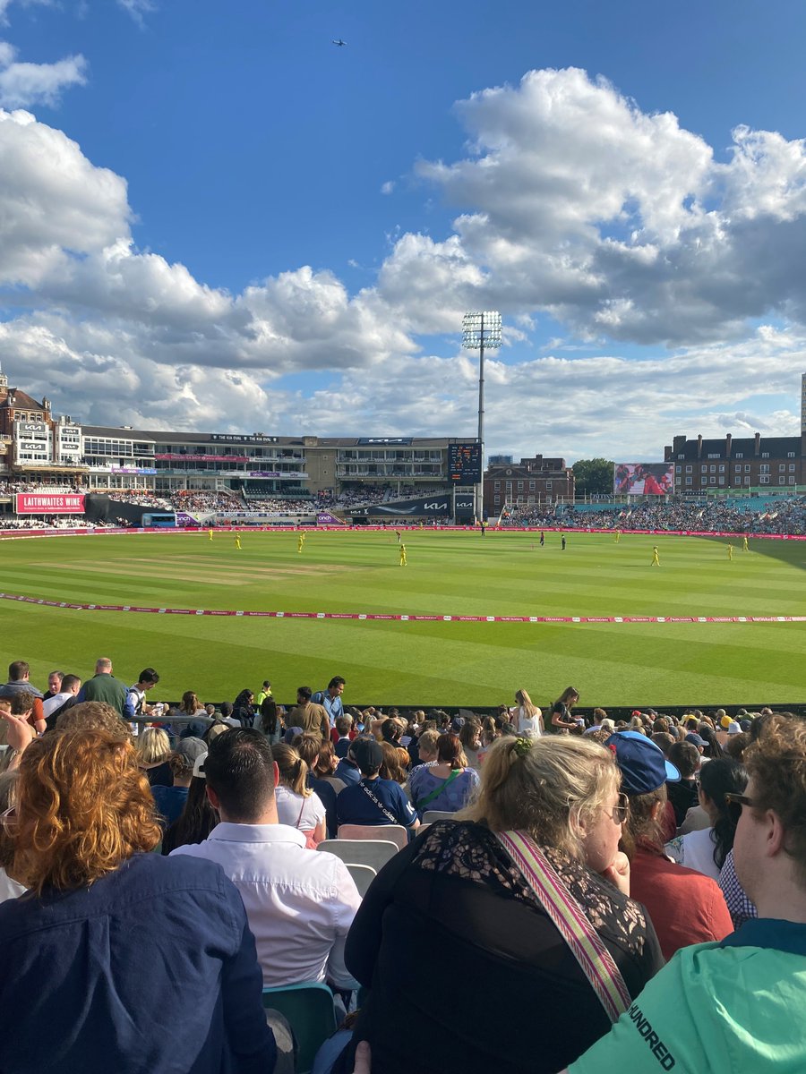 On Wednesday evening I was lucky enough to attend the second match of the Women's T20 ashes, with @englandcricket winning by 3 runs! Thank you to @surreycricket @sueanstiss and The Women's Sport Collective for the tickets! Always great to see big audiences! #womeninsport