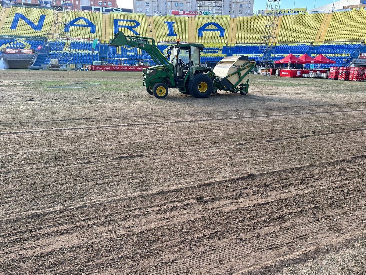 GranCanariaDep's tweet photo. Tras la celebración del GranCa Live Fest comienzan los trabajos de acondicionamiento para que el césped del terreno de juego del Estadio de Gran Canaria esté en óptimas condiciones para el arranque de LaLiga 23-24 el próximo 12 de agosto. 

#gcislaeuropeadeldeporte https://t.co/iG5p2PikoD