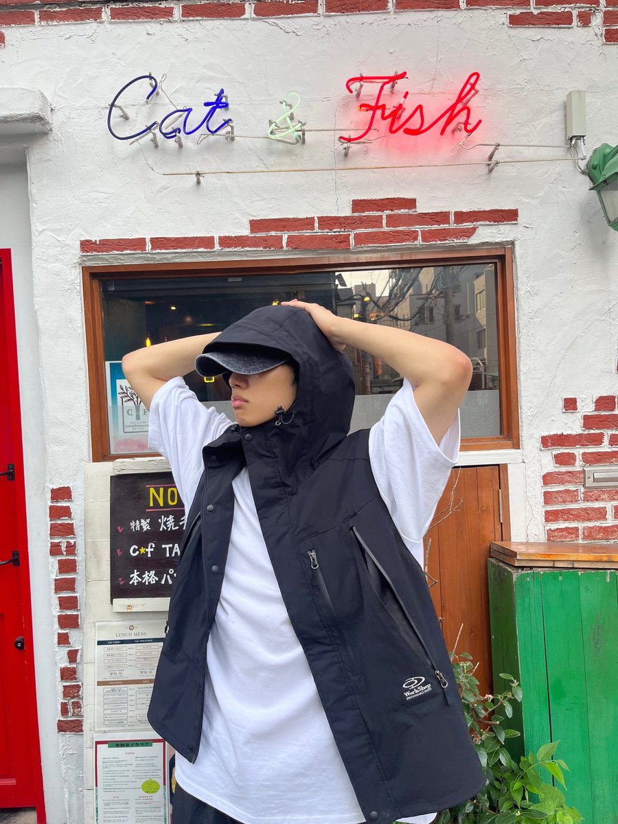 suncwokim's tweet photo. Smile are leaked in front of the Cat and Fish. Just casually walking by and strolling around to get mesmerized by the surroundings. Here I'm with a good company a.k.a my hoodie and cap to make me feel a lot cozier and smiling for the cool pictures to update. https://t.co/c1AKxFcxzW