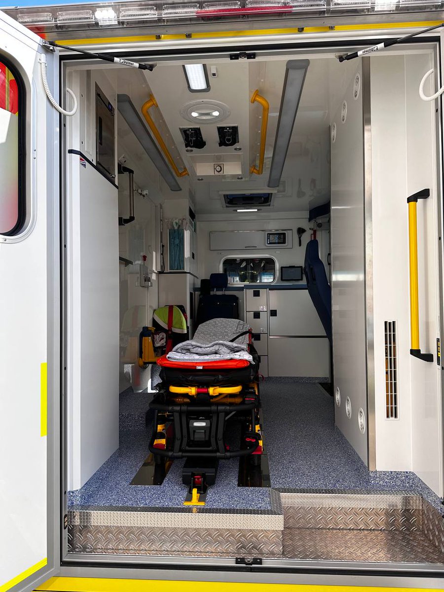 BZKempen's tweet photo. Het H. Hartziekenhuis Mol en @BZKempen tonen vandaag trots een nieuw PIT-voertuig. Dit Paramedisch InterventieTeam maakt élke dag een levensbelangrijk verschil. https://t.co/XLysLk7pDB https://t.co/it88PT6ZtW