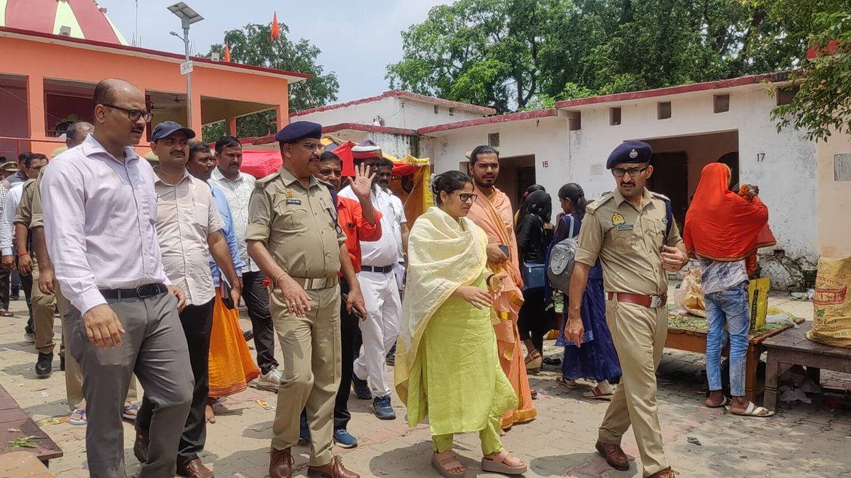 dmbas_'s tweet photo. भदेश्वर नाथ मंदिर में कांवड श्रद्धालुओं की सुरक्षा तथा अन्य मूलभूत आवश्यकताओ के दृष्टिगत पुलिस अधीक्षक के साथ निरीक्षण करते हुए विभागीय अधिकारियों को आवश्यक निर्देश दिए गए।

@CMOfficeUP 
@UPGovt 
@ChiefSecyUP 
@spgoyal 
@ShishirGoUP https://t.co/JT9zMB72dT