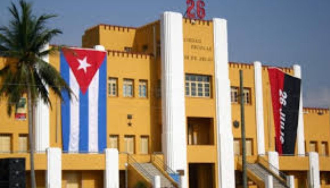 Frente a la mentira, la patraña, el llamado al odio y la violencia de sus mercenarios, ha brillado la decisión mayoritaria de #Cuba de marchar adelante y salvar la Revolución unidos.
Aquí no vale, divide y vencerás!.
#ConTodosLaVictoria