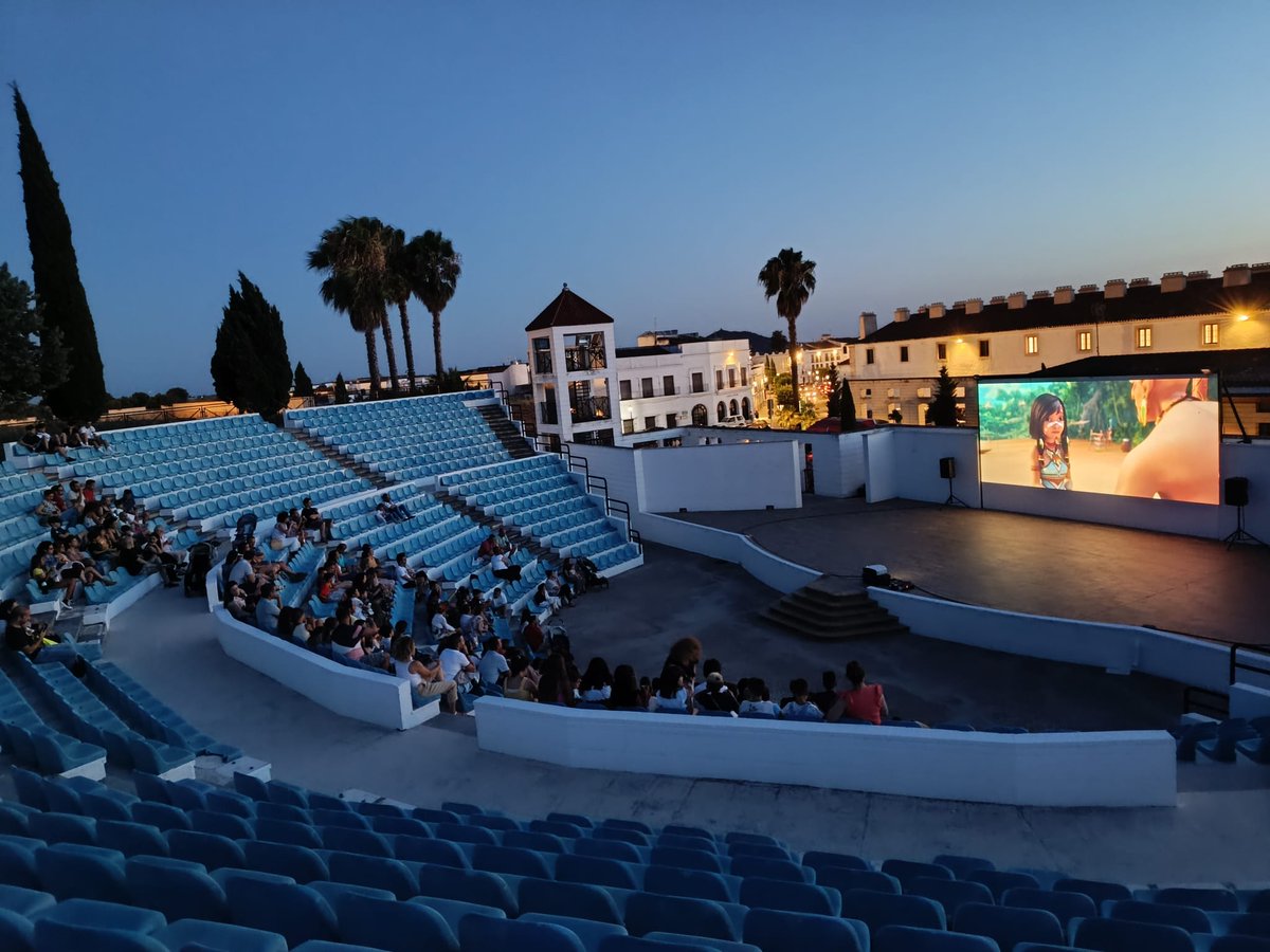 up_aupex's tweet photo. 📽️Nuestro #Cinedeverano lleva ya una semana refrescando las noches de nuestros pueblos y no hemos podido tener mejor comienzo
📸Te dejamos algunas de las imágenes de estos primeros días
#UUPP #UniversidadesPopulares #CINE #UUPPExtremadura #cultura @JuntaEx_Cultura @FilmotecaEx https://t.co/oMLRVrLekL
