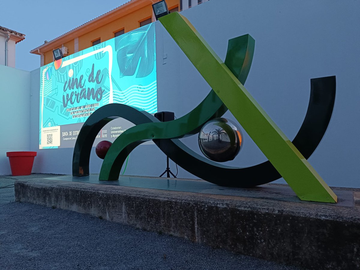 up_aupex's tweet photo. 📽️Nuestro #Cinedeverano lleva ya una semana refrescando las noches de nuestros pueblos y no hemos podido tener mejor comienzo
📸Te dejamos algunas de las imágenes de estos primeros días
#UUPP #UniversidadesPopulares #CINE #UUPPExtremadura #cultura @JuntaEx_Cultura @FilmotecaEx https://t.co/oMLRVrLekL