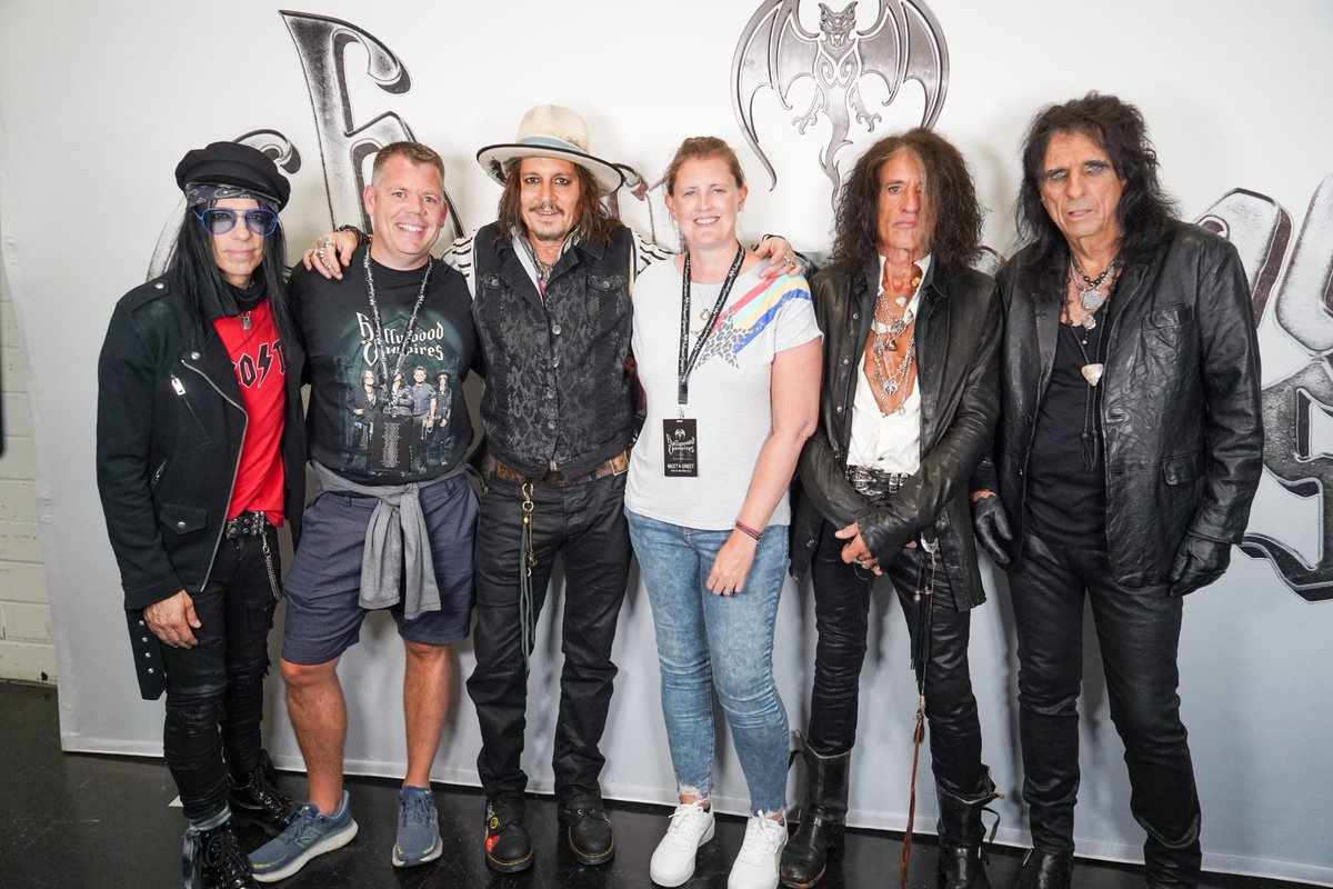 GemFowler30's tweet photo. Just a few photos from this weekend 😍 still can't quite believe it happened #HollywoodVampiresVIP @CerealKyler you took some good pics! https://t.co/UTCqaMHFcn