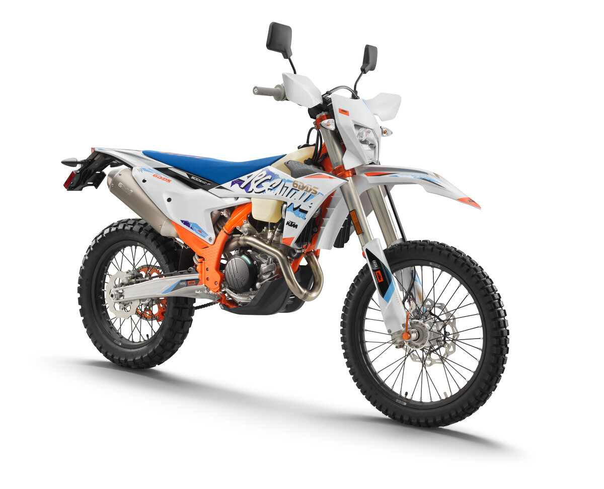 Enduro21's tweet photo. A closer look at KTM's 2024 500 EXC-F SIX DAYS edition and the slightly tweaked USA-spec dual-sport version of the big four-stroke. Is this the ultimate trail bike?
#Enduro21 #ThisIsEnduro #DualSport #OffRoad #TrailBike #500EXCF #SixDays #ISDE
https://t.co/NXYE7SdDeQ https://t.co/d7zWyFXFAy