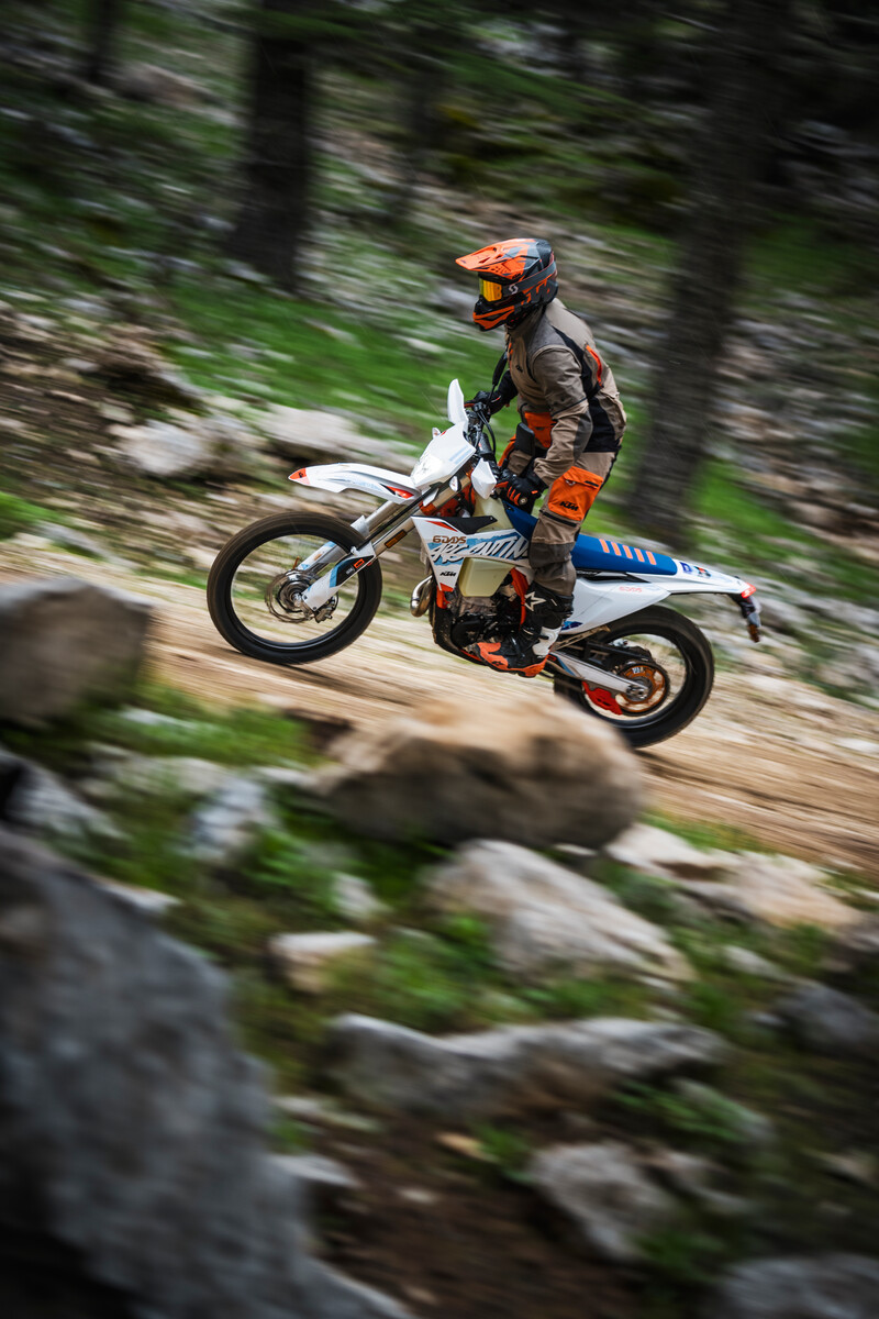 Enduro21's tweet photo. A closer look at KTM's 2024 500 EXC-F SIX DAYS edition and the slightly tweaked USA-spec dual-sport version of the big four-stroke. Is this the ultimate trail bike?
#Enduro21 #ThisIsEnduro #DualSport #OffRoad #TrailBike #500EXCF #SixDays #ISDE
https://t.co/NXYE7SdDeQ https://t.co/d7zWyFXFAy