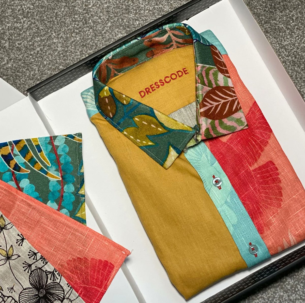 dresscodeshirts's tweet image. Some behind the scenes picts from our ReCode service. Packing, ready for delivery.

#RecycledFabric #Upcycling #recycledfashion #whomademyclothes #shopsmall #reuse #upcycle #upcycling #ethicalclothing #sustainablefashion #shirts #designershirts #reCode #GeekLuxe #MadeOnDemand