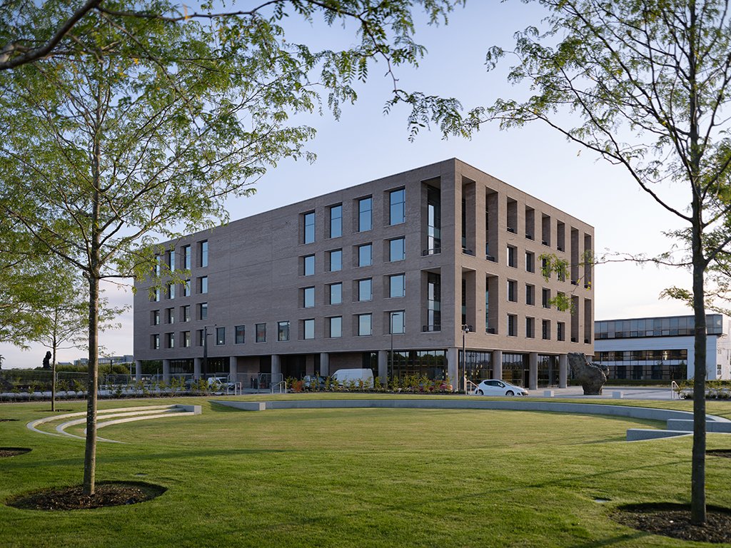 The first of the shortlisted projects for the 2023 Concrete Society Awards is 1 New Park Square, Edinburgh for #Parabola & nominated by @AHMMArchitects. More on the 2023 #Awards here: tinyurl.com/cx6vx3b9 #concrete #construction #architecture