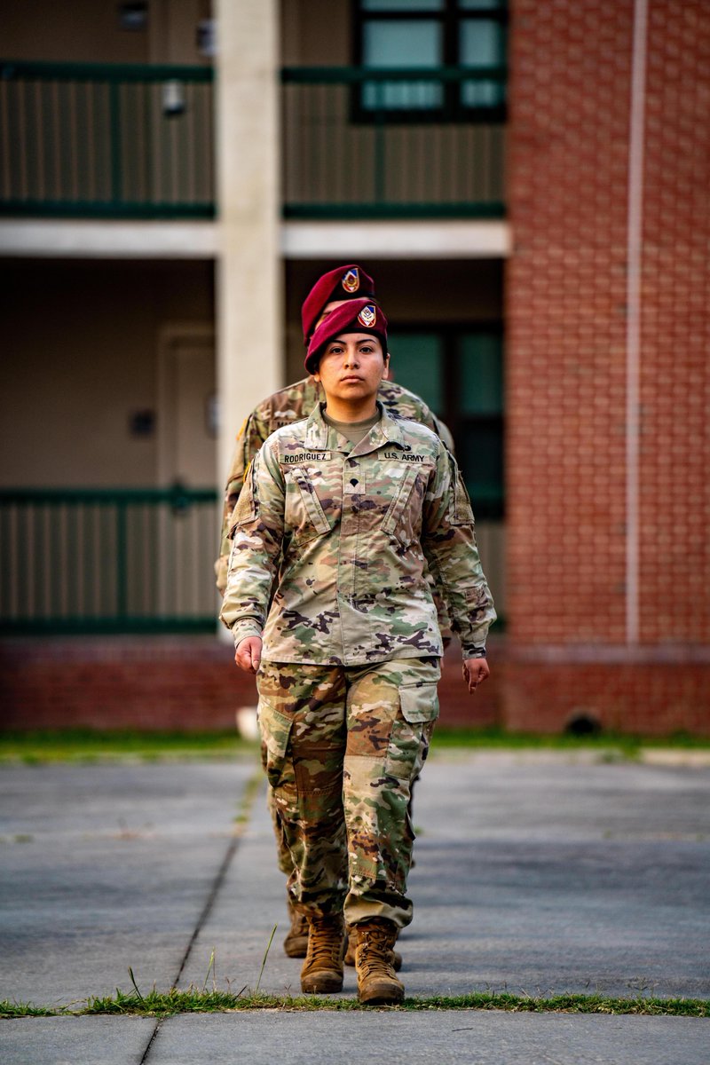 82ndABNDiv's tweet photo. “Character is standing tall and guiding others.” — Saru Singhal

#MotivationMonday #TransformTheDivision #AATW https://t.co/x0OA6aidXP