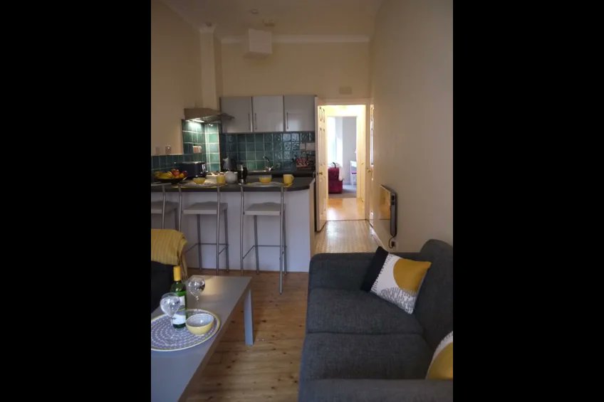 CastleResidenti's tweet photo. Are you looking for a short term let in this bustling west end of Glasgow? We have the perfect apartment for you! Clubs, museums, the historic Glasgow University all in walking distant! Contact us if you're interested! #CastleLets #HolidayLetsGlasgow
https://t.co/TBSUxXHagl https://t.co/A3RPP3R8Qo