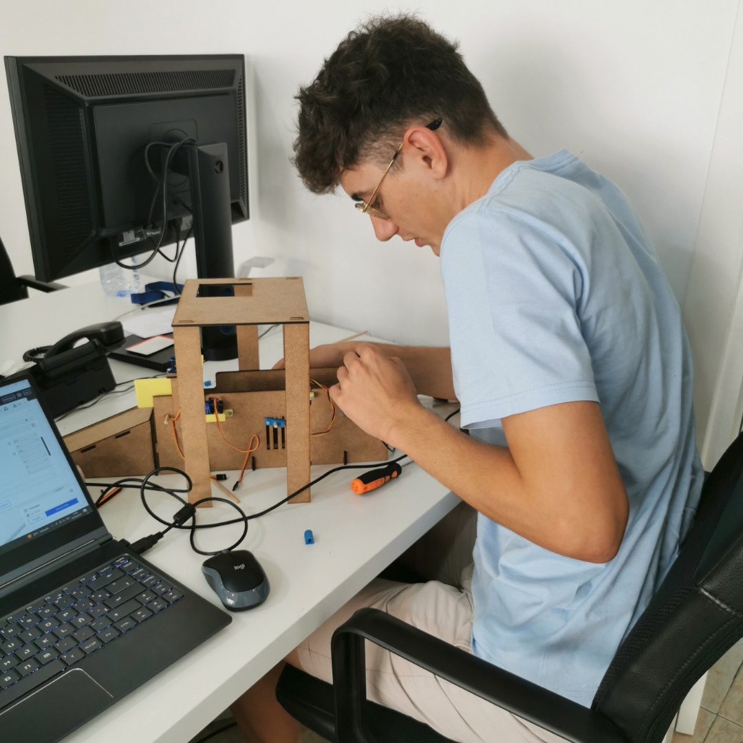 Make_and_Learn's tweet image. Així gaudim nosaltres del juliol: fent proves, testejant i millorant els nous projectes que estaran disponibles el curs vinent a Batxillerat.
Tens tantes ganes com nosaltres de descobrir-los 🙌?
#STEAM #Tecnologia #Ensenyament #Educacio #Programacio #Robotica