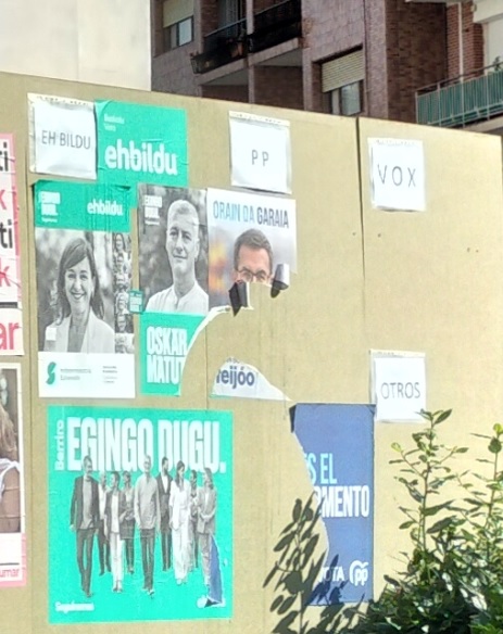 Pues nuestra foto demuestra que los cachorrillos de <a href="/ehbildu/">EH Bildu</a> en Getxo rompieron su propio cartel al arrancar las del PP como se aprecia por la traza del corte. Después siguieron para que no fuera tan evidente sin saber que hay vecinos observando en los balcones. #YvanDeVíctimas