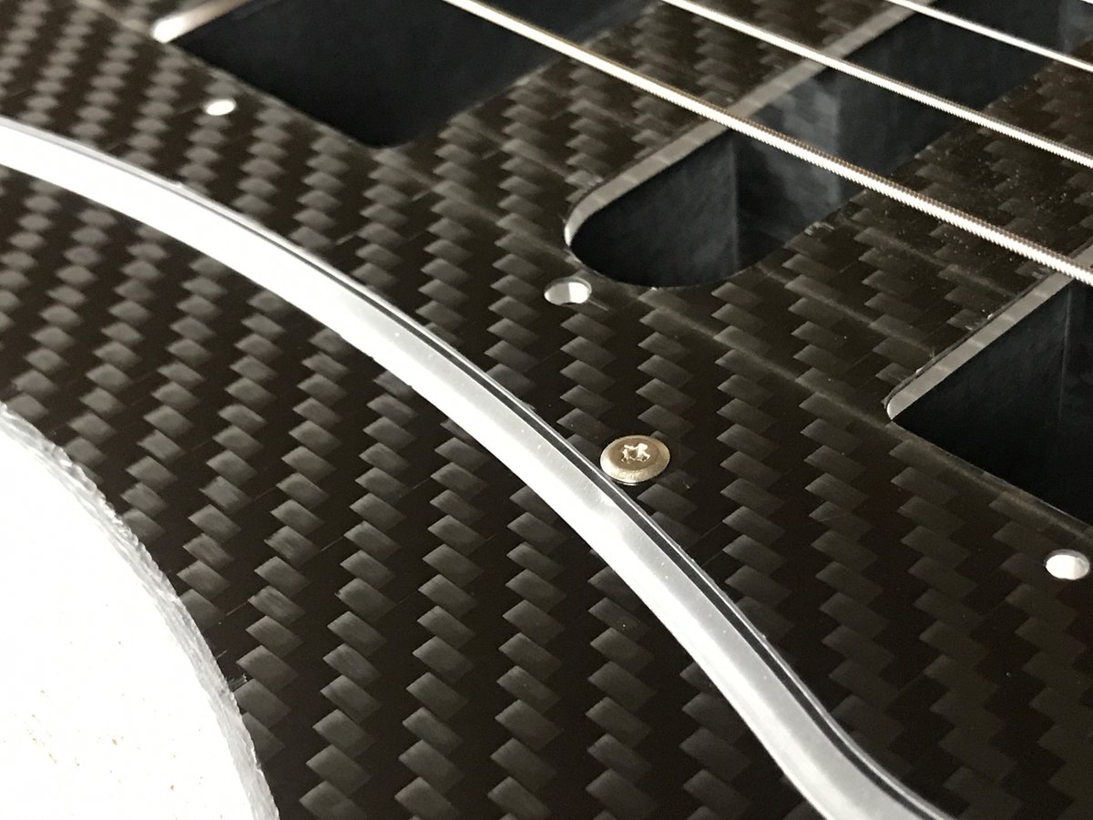GenGuitarStudio's tweet photo. #CFaRP コンセプトギターに搭載しているピックガードのトッププレートは、着せ替え可能なアルミ製。

傷も汚れも付き難い、仕上げ処理を行なっています。
ピンクの発色が個人的には1番お気に入りなのですが、今回の企画ではお蔵入りです😢

開発段階ではチタンやCFRP等での試作も行いました。 https://t.co/Uek1a1rlFI