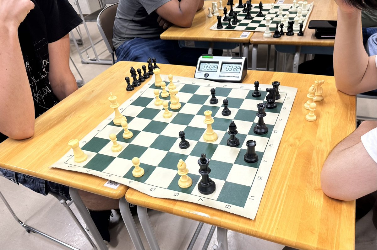 本日の活動には9人来てくれました！
写真で使用しているボードとチェス時計はこの前の九州チーム選手権で会った同じく熊本の山中さんから頂いたものです。
ありがとうございます。熊大ひいては熊本のチェス発展につながるように、これからも活動していきます！