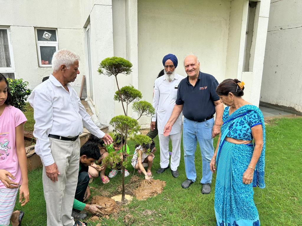 FBAwinterhill77's tweet photo. Winter Hills-77 residents including ladies, kids and veterans planted 130 trees inside and outside the society premises under "Plantation Drive" with their own volunteer contributions and saplings donations. Also made a commitment to preserve these for till their life here. https://t.co/6z5Ke9JDVh