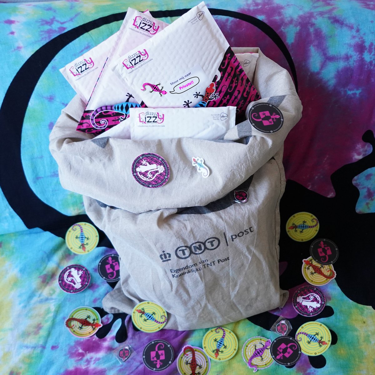 DizzyLizzyGame's tweet image. Nieuwe pretzak! Vrolijk bezorgd door de PostNL-pieten, nét op tijd voor op de camping; Dizzy Lizzy het gloednieuwe familie kaartspelletje! 🦎🌞

Heb jij al besteld? Betaal-wat-jij-wilt en speel mee!

PostNL bezorgt Dizzy Lizzy efficiënt 2 keer per week! Bedankt @PostNL 👏