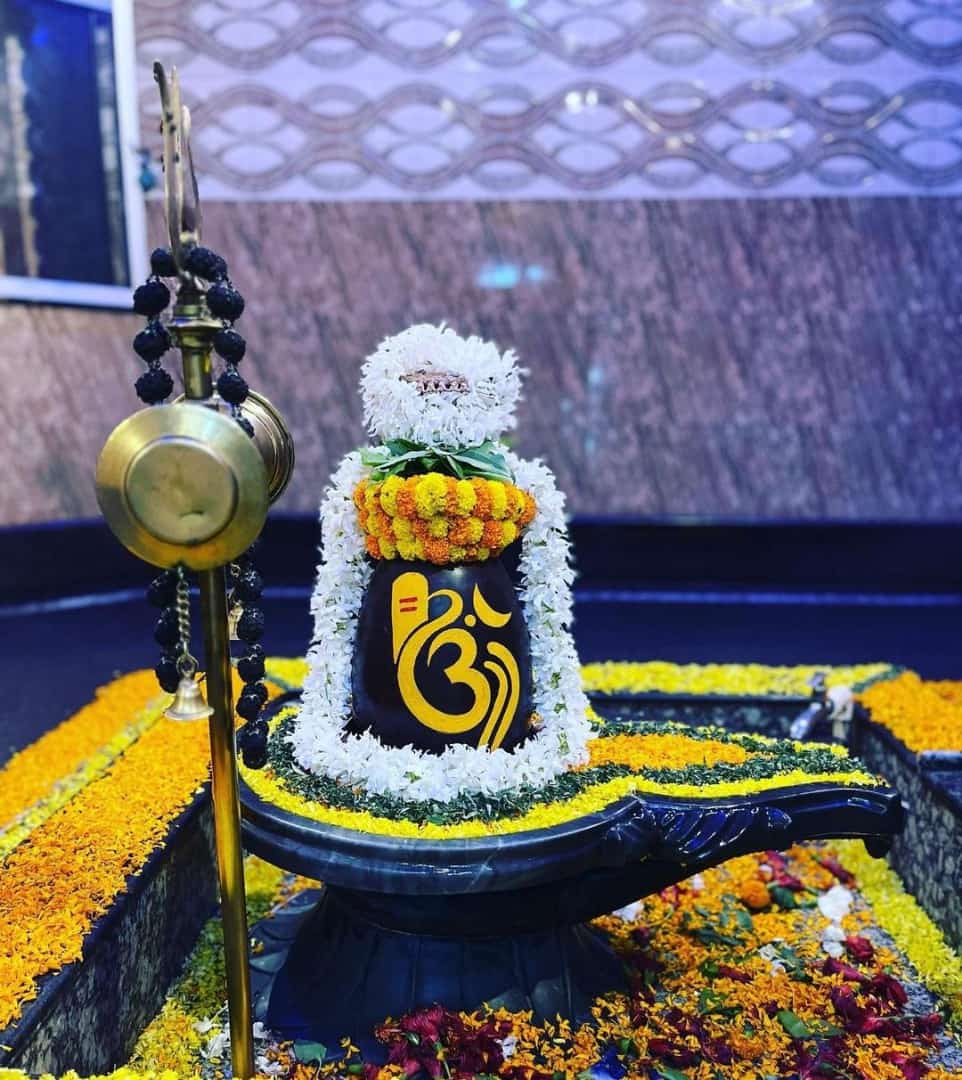 आप सभी को सावन के पहले सोमवार की हार्दिक शुभकामनाएं🙏🕉️❤️

@Kamleshsaini98 

#हर_हर_महादेव 
#हर_हर_महादेव_शिव_शम्भू_ॐ 
#सावन
#बज़्म
#सरस
#काव्यांश