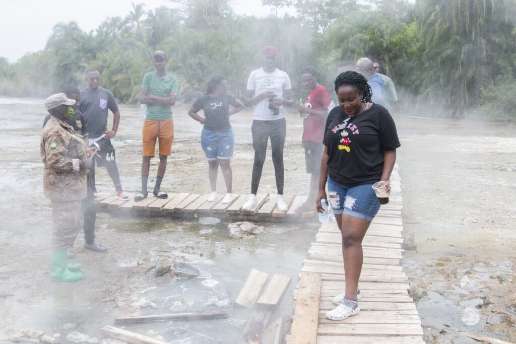 Discover the Enchanting Semuliki Hot Springs: A Natural Wonder Awaiting Exploration
#uganda #tours #Travel #travelblog #nature #semuliki 

wakandatoursug.com/2023/07/10/dis…