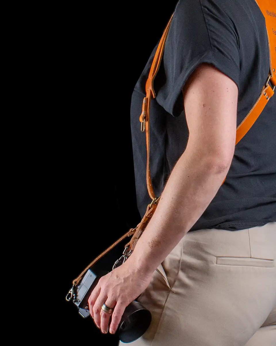 BuffelAtelier's tweet photo. NEW PRODUCT ALERT! € 179,- incl BTW en INCL PERSONALISEREN!

Het leren dubbel camera harnas is speciaal ontworpen voor professionele fotografen die urenlang achter elkaar fotograferen op bruiloften, festivals en andere evenementen. https://t.co/endRRxszki