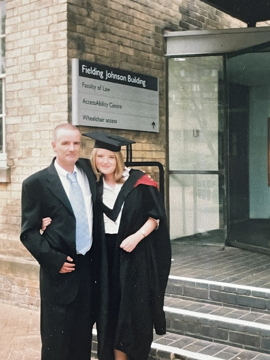 20 bliain ó shin inniu. Mise agus m’athair. 

#Graduation 10/07/03 #LawDegree @LawLeicester