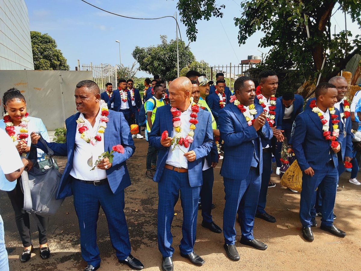 BahirdarC's tweet photo. የጣናው ሞገድ ባህርዳር ሲገባ በከንቲባ ዶ/ር ድረስ ሳህሉ ፣በክለቡ አመራሮች፣ ደጋፊዎችና ወዳጆች ደማቅ አቀባበል እየተደረገለት ነው። https://t.co/7r6BT7SksZ