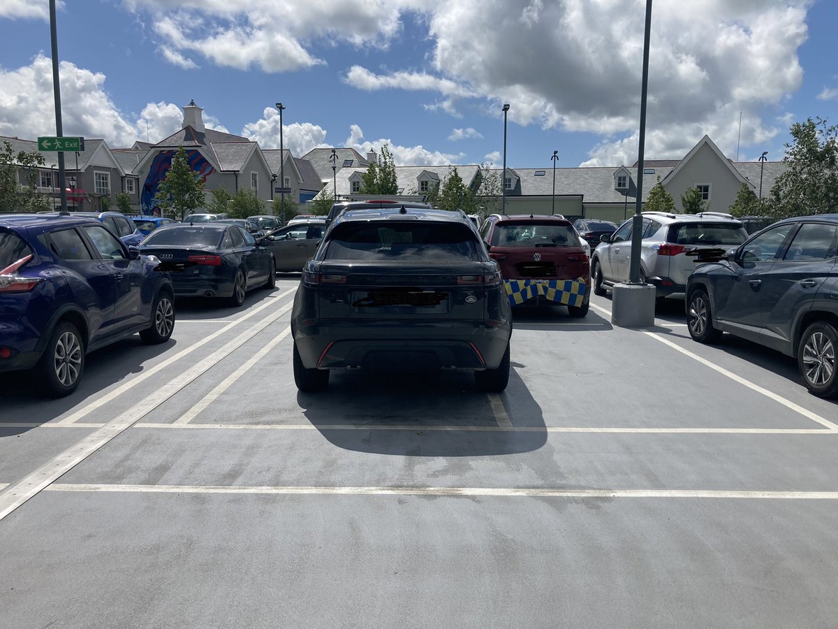 Tiedemax's tweet photo. Kildare town centre - there is extra space to the right @Wankpanzer @badparkinglrl https://t.co/75ijRwyGF1