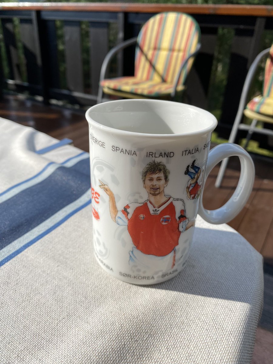 SindreMehl's tweet photo. Den offisielle VM94-koppen, med ein dansande Myggen som motiv,  er kan hende det viktigaste familieklenodiet i Mehl-klanen. Kor mykje er den verdt, @bestemenn? https://t.co/ye702BchHd