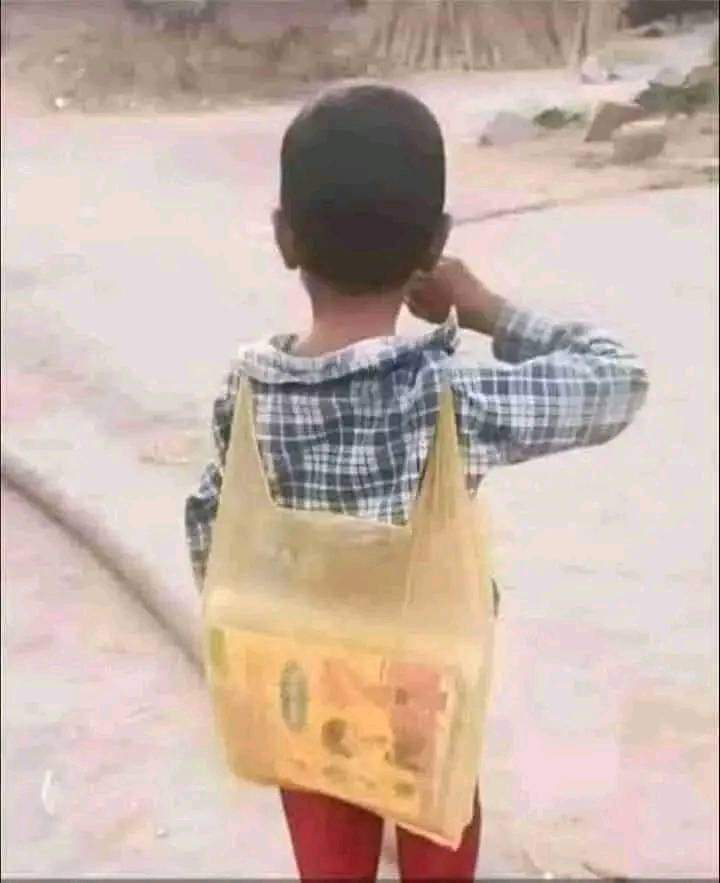 hashmat__'s tweet photo. किताबें हमें रोटी नहीं देतीं लेकिन यह बताती ज़रूर हैं
कि हमारे हिस्से की.......रोटी कौन खा रहा है!!
🤗 https://t.co/l7it8is7Fh