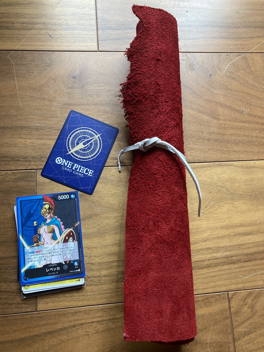 nonboyokoo's tweet photo. 息子と一緒にワンピースカードの大会に出場して、強い人はプレイマットを持っていた。
カード置場の線を印字したり、オリジナル刺繍を入れたり、色んなカラーでオーダーマットを作製、専用ブラシ、オイル、ケース等々。オーダーマット製作してくれるグラブメーカー、革屋さんないかなぁ
#ONEPIECE https://t.co/U88xz5oA35