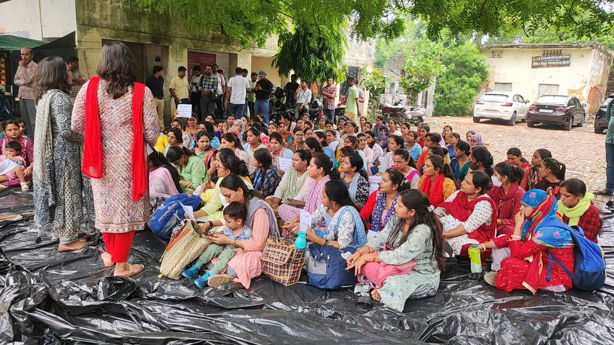 MrLaLa9211's tweet photo. 69000 शिक्षको का ट्रांसफर रोकना कहीं न कहीं भेदभाव जैसा है । सरकार से निवेदन है कि एफिडेविट लेकर कार्यमुक्त करने की प्रक्रिया अतिशीघ्र पूर्ण कर ली जाए ।। @thisissanjubjp
@UPGovt @myogiadityanath @Aamitabh2 @pratimamishra04 @chandramanishu7 @AbpGanga @News18UP @UMahilaayog https://t.co/irk0FOS9T1
