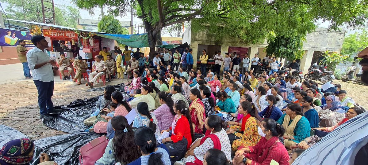 MrLaLa9211's tweet photo. 69000 शिक्षको का ट्रांसफर रोकना कहीं न कहीं भेदभाव जैसा है । सरकार से निवेदन है कि एफिडेविट लेकर कार्यमुक्त करने की प्रक्रिया अतिशीघ्र पूर्ण कर ली जाए ।। @thisissanjubjp
@UPGovt @myogiadityanath @Aamitabh2 @pratimamishra04 @chandramanishu7 @AbpGanga @News18UP @UMahilaayog https://t.co/irk0FOS9T1