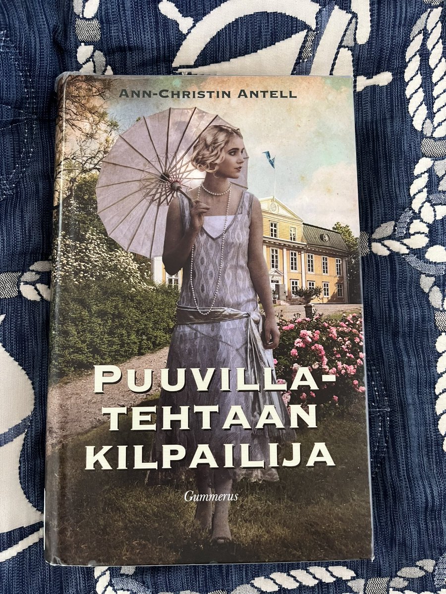 Kirja nro 27. Ann-Christin Antell: Puuvillatehtaan kilpailija. ⭐️⭐️⭐️ Historiallista romantiikkaa 1920-luvun Turussa. Jazzia, pirtutrokausta, emansipaatiota. #lukuhaaste #kirjaviikossa #kirja