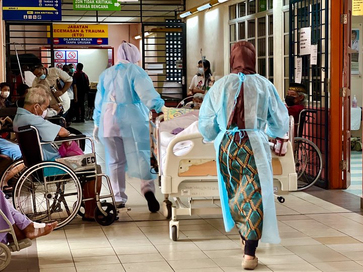 codebluenews's tweet photo. Melaka Hospital: iFOBT screening halted, 50% cut in elective surgeries mulled, patient admissions predicted to triple

Melaka’s general hospital is expected to lose 9-10 medical officers per department due to relocations; the medical department alone is expected to see 20 MOs leave.

“What usually happens during placements is we have medical officers leaving and other medical officers coming in,” says a surgeon at Melaka Hospital. “This time, no one is coming in.”

Melaka Hospital has already temporarily halted its iFOBT colorectal cancer screening service.

The general hospital is also considering cutting elective surgical services by half. Patients are already facing waiting times of 2.5 to 3 months for certain surgeries, says the surgeon.

Until trained manpower comes in, cancer patients will be put on the semi-emergency list so that surgery can be performed whenever an emergency slot opens up. Doctors at Melaka Hospital are considering outsourcing patients to private hospitals – if they can get the budget.

Patient admissions are anticipated to triple due to the impending shortage of trained MOs, coupled with a reduction in services and deferred treatments. In cases like gallstones, for example, patients can develop complications if the stones aren’t taken out due to limited elective surgeries. These patients may then be forced to go back to the emergency department.

“The emergency traffic will start to increase. Patients will come in and clog the system, leading to admissions and emergency surgeries, which is unfavourable for both patients and the health care system.”

https://t.co/QzhMCqzws4