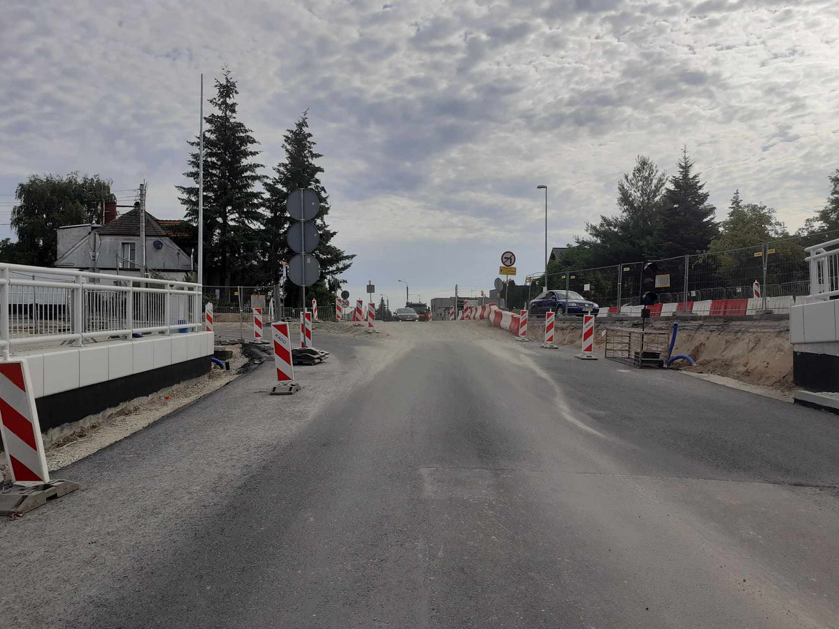 Ręczne kierowanie ruchem w Plewiskach 
Wiadukt - Przejazd kolejowy
Ulica Grunwaldzka obok Piwioniowej 
Wprowadzone wahadło, utrudnienia w ruchu drogowym dla kierowców