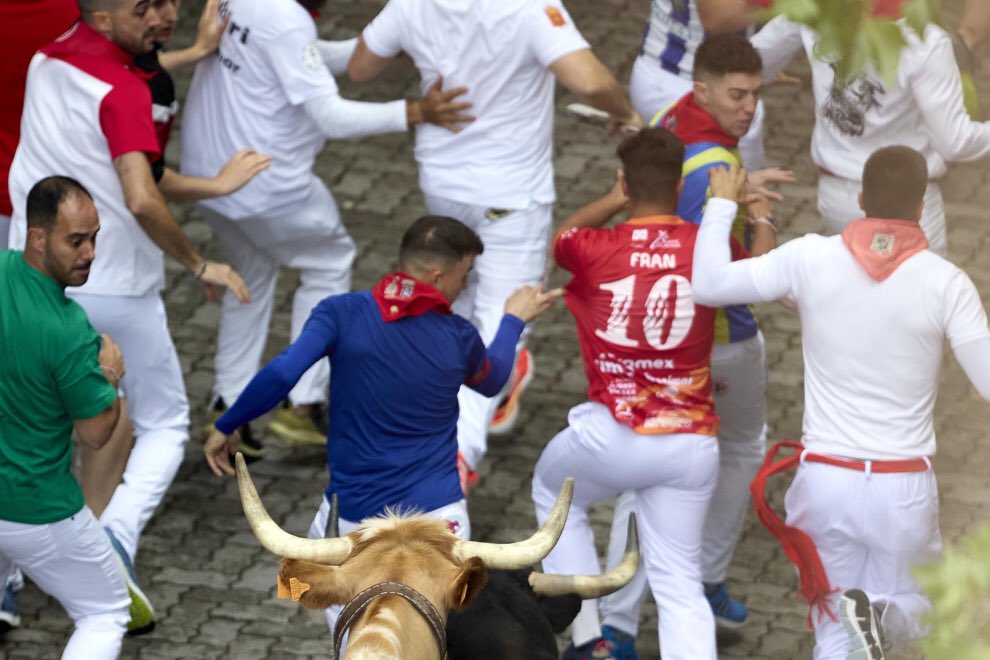 peniscolafs's tweet photo. Un año más, presentes en los #Sanfermines2023 gracias a @javi_bri24 y @fran_conde17 💙

Y este año con la camiseta nueva que le hicimos llegar tal y como le prometimos 🤘🏻 https://t.co/rwcHn7nh8T
