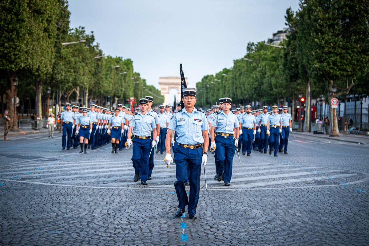 Dès l’aube, sur les #ChampsElysées... 👏👌🇲🇫
#élèvesofficiers
#PromoDuGuesclin

La #gendarmerie est fière de votre engagement. #EOGN
 #14juillet #Défilé14juillet
#FêteNationale