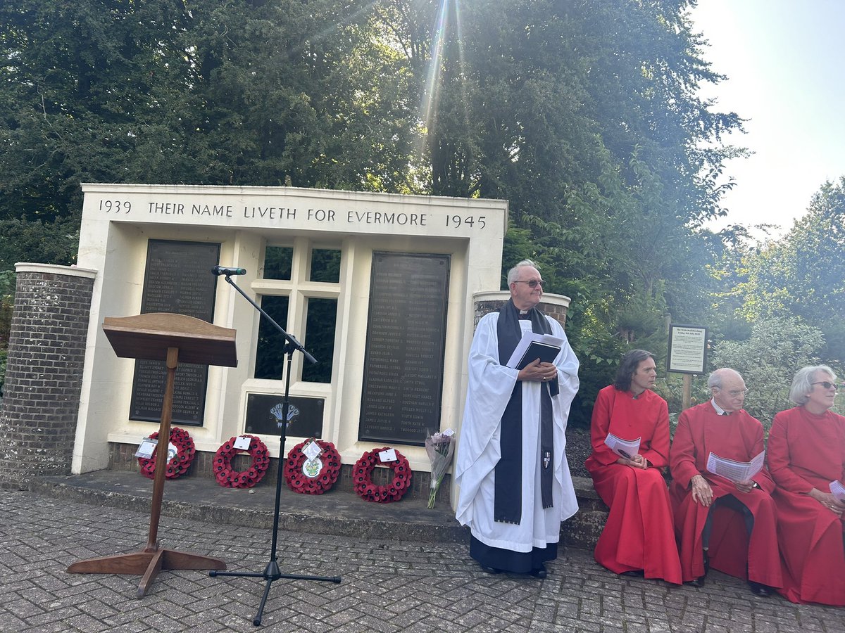 Poignant service as we remembered those who died & very many who where injured 80 years ago-in a special service at East Court-thank you @egcouncil @EG_Museum & all who came & shared memories-local families also laid a flower🌸in memory of their lost loved ones #NeverForgotten 🙏