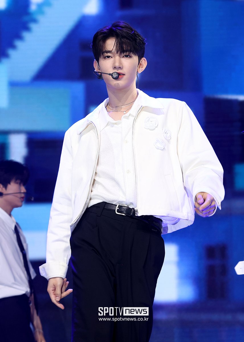 KPOPFAVE_'s tweet photo. [230710] Here comes #ZHANGHAO of @ZB1_official! ☄ #ZEREOBASEONE #ZB1 #제로베이스원 #장하오 #YOUTHINTHESHADE #InBloom https://t.co/0KVak19wfN